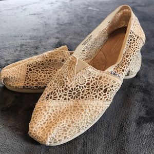 TOMS lace flats